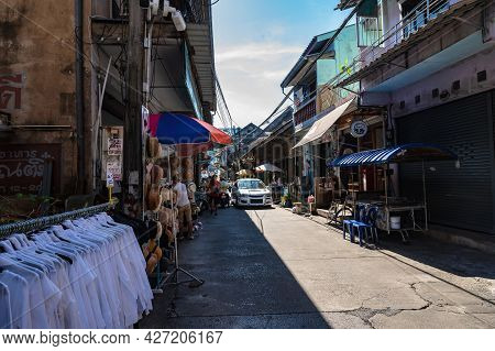 Chanthaburi,thailand-28 Nov 2020:unacquainted Tourist Walking On The Old Town Chanthaboon Waterfront