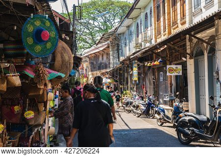 Chanthaburi,thailand-28 Nov 2020:unacquainted Tourist Walking On The Old Town Chanthaboon Waterfront