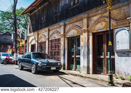 Chanthaburi,thailand-28 Nov 2020:unacquainted Tourist Walking On The Old Town Chanthaboon Waterfront