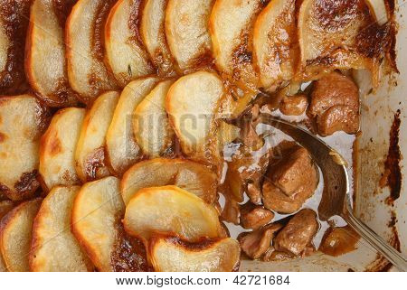 Lancashire hotpot. Traditionel ret fra lam, nyre, løg, kartofler og urter.