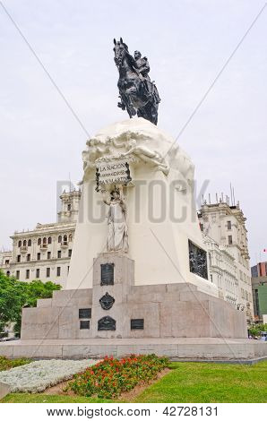 도시 광장에 동상