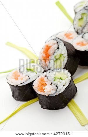 หยินหยางร็อคเฟลเลอร์ซูชิ - ม้วนทำจากปลาแซลมอนสดและแตงกวาภายใน ทอดกรอบภายนอก