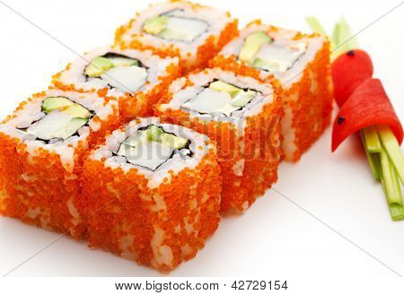 California Maki Sushi z Masago - Roll z mięsa kraba, awokado, ogórek, wewnątrz. Masago (pachniał