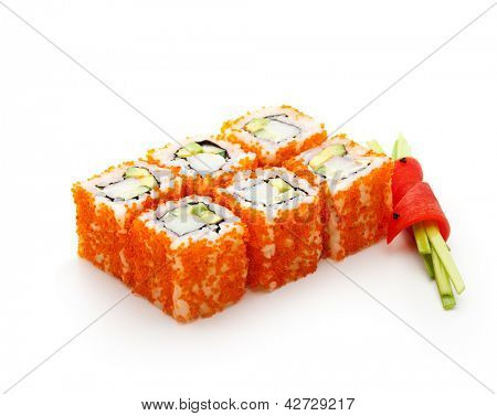 California Maki Sushi z Masago - Roll z mięsa kraba, awokado, ogórek, wewnątrz. Masago (pachniał