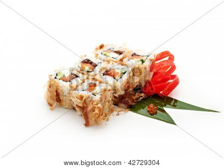 Bonito Maki Sushi - involtini con salmone fresco, cetriolo, formaggio cremoso e Ikura (uova di salmone) all'interno. D