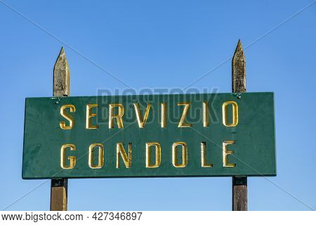 Stop Sign For Gondolas And Entering Point - Servicio Gondole - Gondola Service