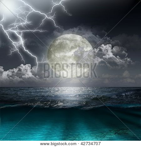 Noite mágica no oceano e da lua