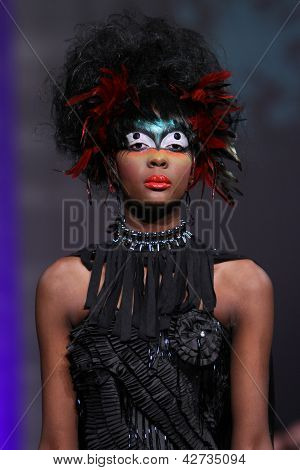 NEW YORK - 15. februar: Model gå landingsbanen på Catalin Botezatu modeshow
