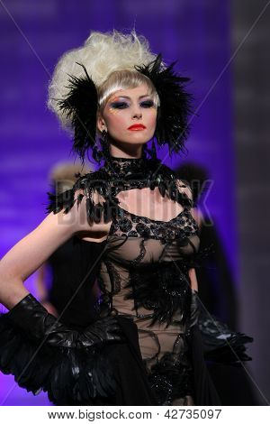 NEW YORK - 15. februar: Model gå landingsbanen på Catalin Botezatu modeshow