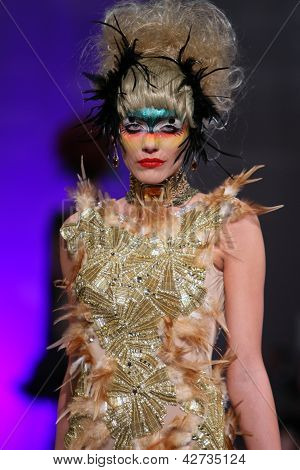 NEW YORK - 15. februar: Model gå landingsbanen på Catalin Botezatu modeshow