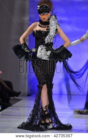 NEW YORK - 15. februar: Model gå landingsbanen på Catalin Botezatu modeshow