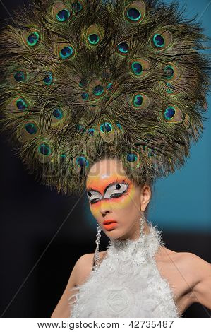 NEW YORK - 15. februar: Model gå landingsbanen på Catalin Botezatu modeshow