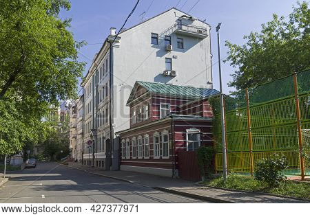 Old Wooden House In Golikovsky Lane. Zamoskvorechye, Moscow, Russia. Sunny Morning In Mid-july.