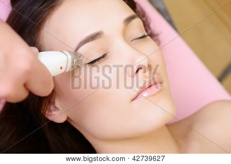 kauniit kasvot nuori nainen ja nuortua hoito, nainen makaa sohvalla beauty spa saamaan
