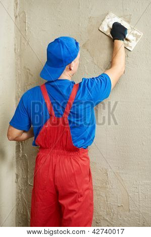 Stuccatore a decorazione ristrutturazione interna parete con galleggiante