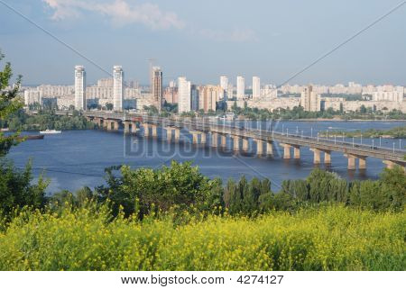 Pont de Paton dans le fleuve Dniepr, vue été