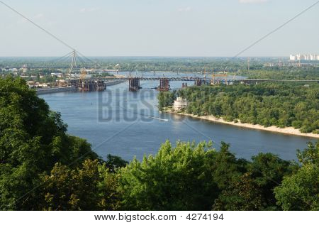 Rivière avec ponts, îles au centre de Kiev