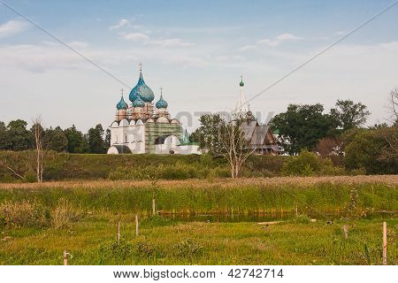 Schöne Sommerlandschaft bei einem Teich, Vladimirskiy Gebiet, Russland