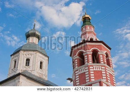 Kirche auf einem Hintergrund blauer Himmel, Vladimirskiy Gebiet, Russland