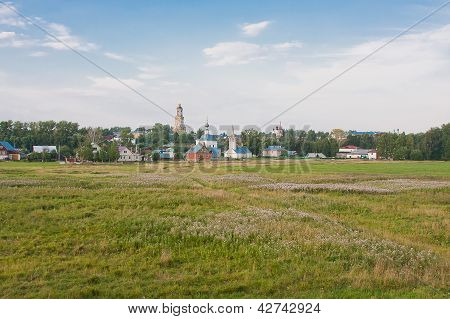 Die ländlichen Sommerlandschaft ist das Vladimirskiy Gebiet, Russland