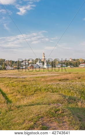Schöne Sommerlandschaft bei einem Teich, Vladimirskiy Gebiet, Russland