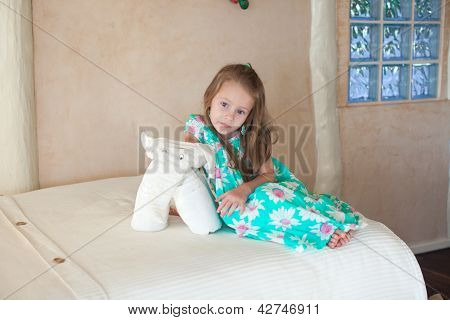 Bambina con elefante fatta di asciugamani bianchi