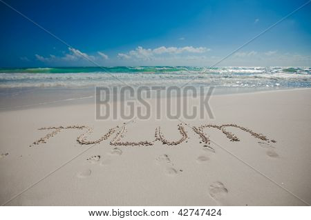 Tulum scritta In una spiaggia tropicale di sabbia