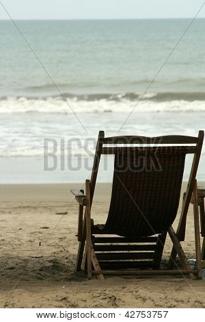 Sedia di legno sulla spiaggia di