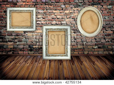 Cornici su muro di mattoni