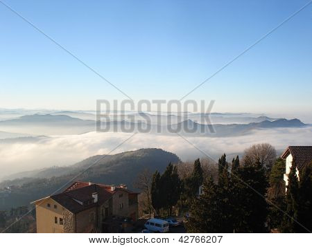 Le montagne avvolte nella nebbia