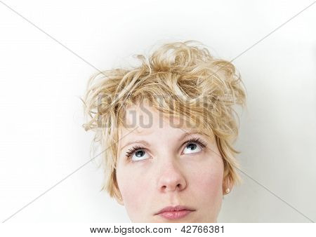 Blond dziewczyna patrząc - włosy bardzo mieszane!