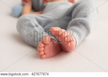 Feet Of A Newborn Close-up In A Woolen Blanket. Pregnancy, Motherhood, Preparation And Expectation O