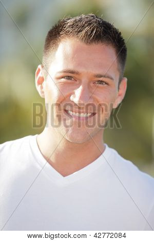 Smuk mand smiler