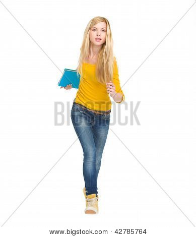 ストレートを実行している学生の女の子の完全な長さの肖像画