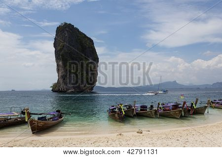 Hosszú farok csónak közelében Poda-sziget, Krabi, Thaiföld