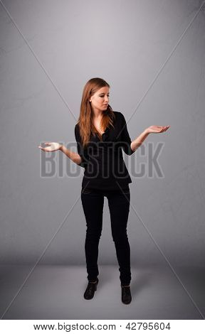 piękna panienka stałego i żonglerka ze miejsce