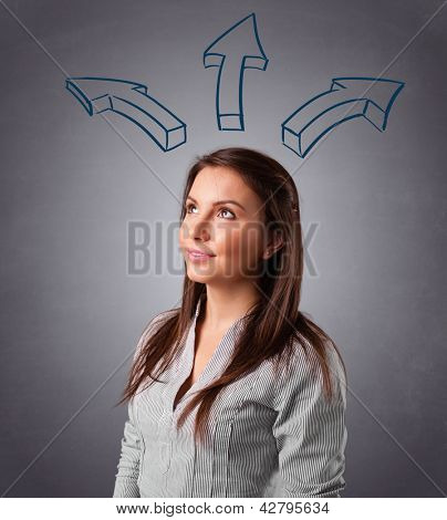 Schöne junge Dame denken mit Pfeilen overhead