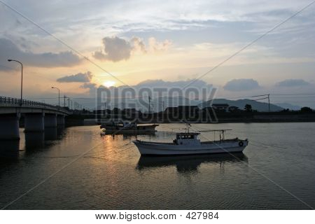 Bateaux au coucher du soleil