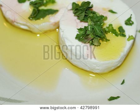 Tomino ost med rucola og oliven olie