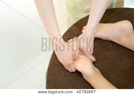 Reflexologist masírování ženské nohy