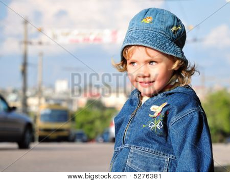 Baby på en vej