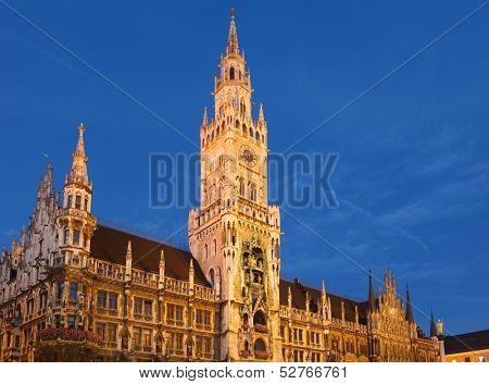 Munchen New Town Hall at dusk