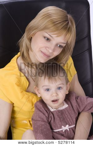 母と娘の椅子に座って
