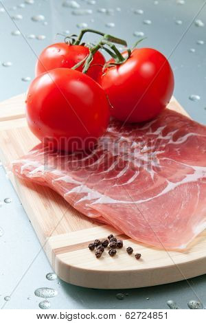 Bakon and tomatoes