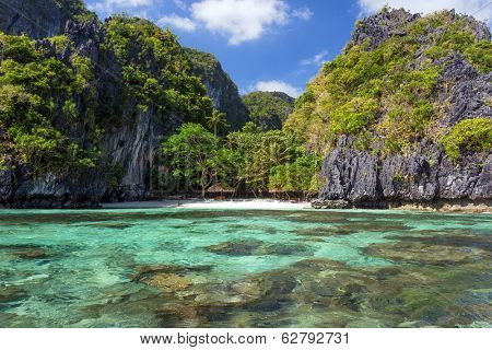 Clear sea water and white beach in the Miniloc island, El Nido, Philippines