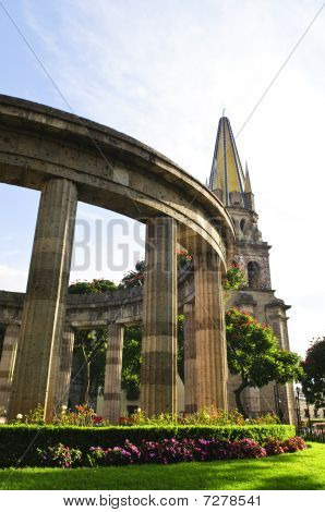 Rotunda proslavený Jalisciences a katedrála v Guadalajara v Mexickém
