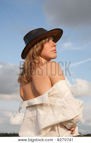 Jeune fille au chapeau de Cowboy