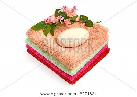einen Stapel Handtücher und soap