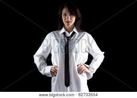 Photo woman with hands on hips in men's shirt