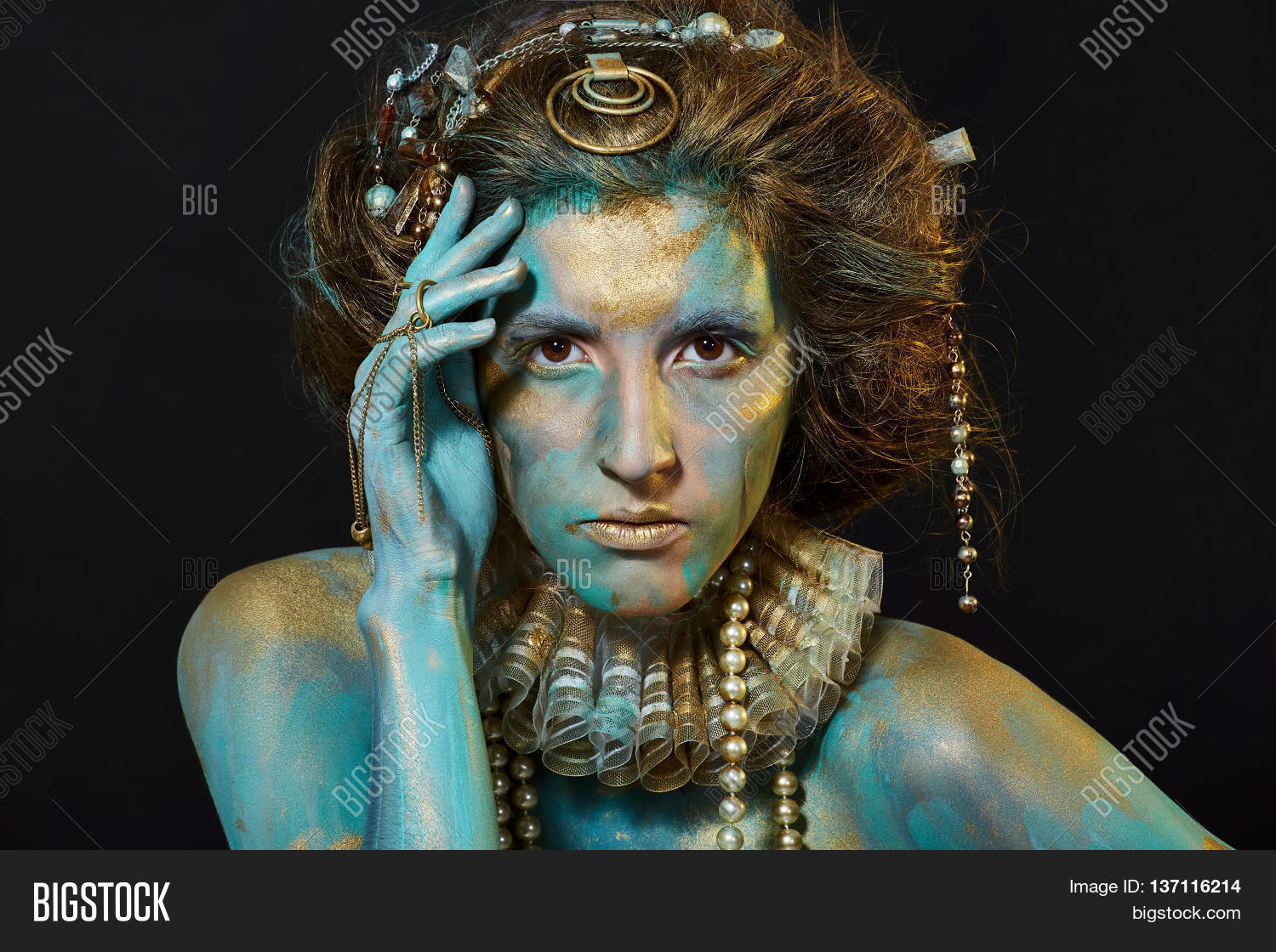 Model Gold Green Body Image & Photo (Free Trial) Bigstock